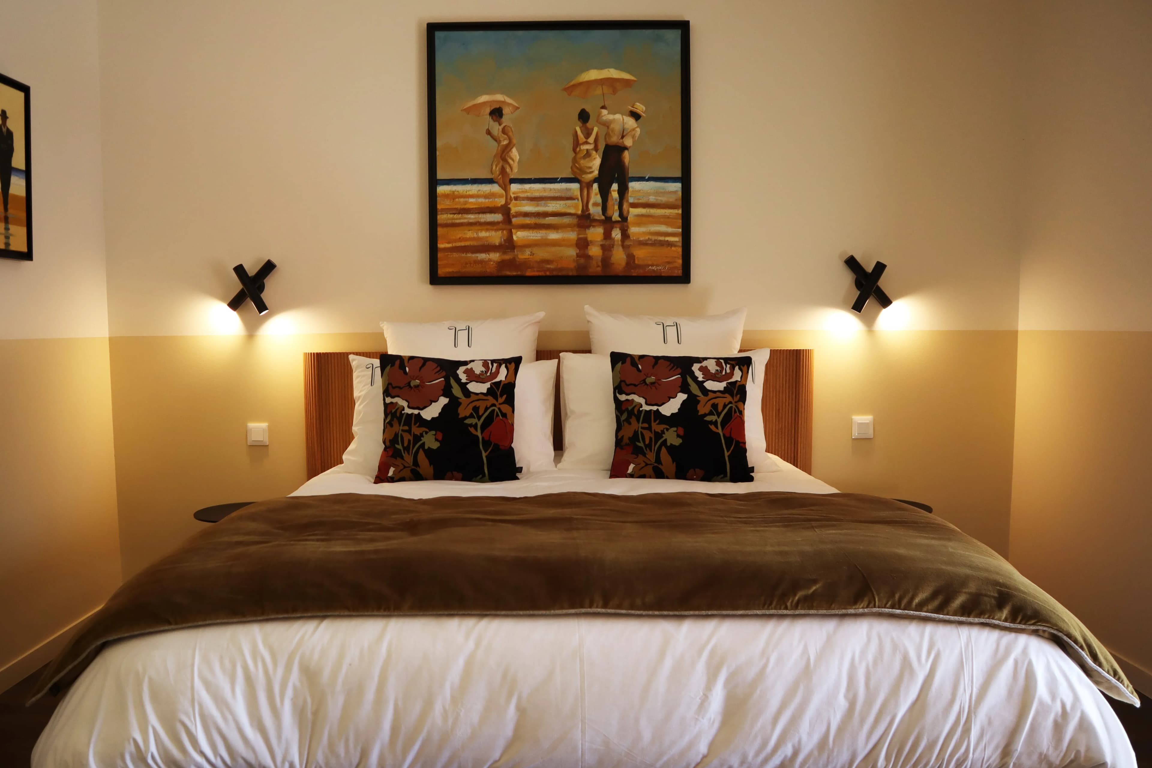 Chambre Hurritza - Vue d'ensemble avec lit double et tableau de plage